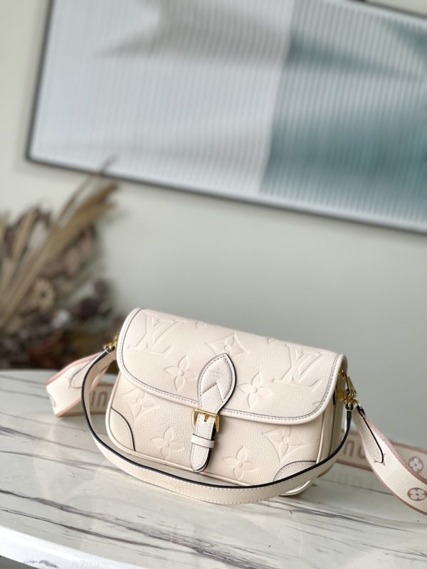 Louis Vuitton Diane Handbag - White