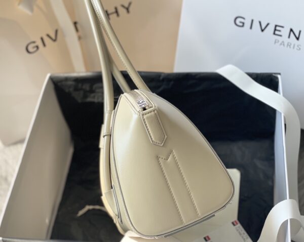 Givenchy Antigona Calfskin Handbag - Cream - Image 4