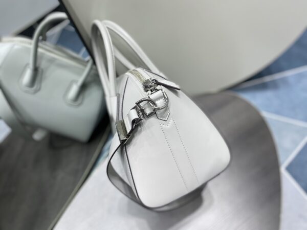Givenchy Classic Antigona Motorcycle Large Bag - White - Image 4