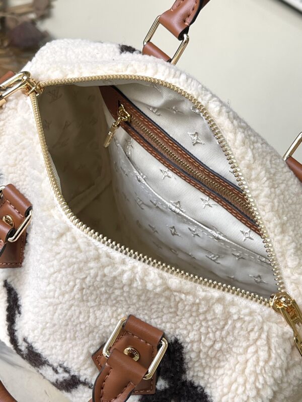 Louis Vuitton Speedy Bandouliere 25 Shearling Handbag - White - Image 4