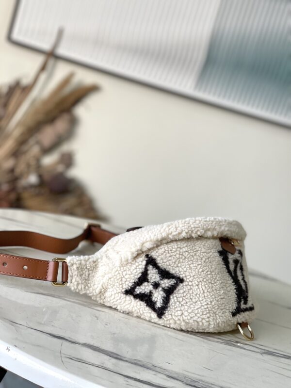 Louis Vuitton BUMBAG Waist Bag - White - Image 4